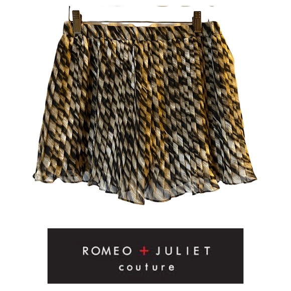 NEW Romeo & Juliet Couture Pleated  Animal Printed Shorts - Picture 1 of 4
